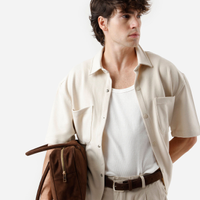 Camisa manga curta com bolso bege