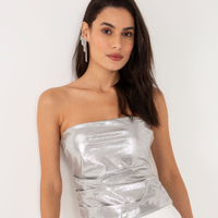 Blusa drapeados metalizada decote reto sem alça prata