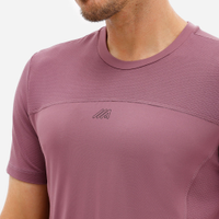 Camiseta slim masculina manga curta com recortes esportiva lilás
