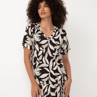 Blusa de viscose folhagem decote v preto