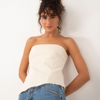 Cropped de sarja sem alça assimétrico off white