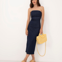 Vestido midi jeans decote reto sem alça azul escuro