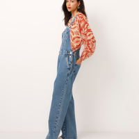 Jardineira jeans com bolsos azul