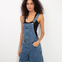 Jardineira jeans com bolsos azul