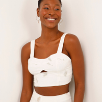 Cropped com linho bordado folhagens off white