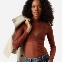 Blusa de tule gola alta manga longa marrom