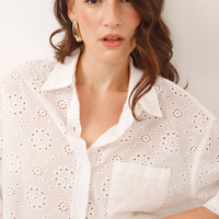 Camisa de laise com bolso floral off white
