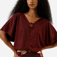Blusa feminina de suede decote v com aviamento vinho