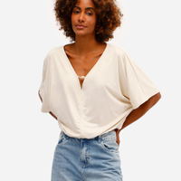 Blusa feminina de suede decote v com aviamento bege
