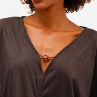 Blusa feminina de suede decote v com aviamento marrom