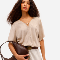Blusa feminina de suede decote v com aviamento bege