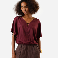 Blusa feminina de suede decote v com aviamento vinho