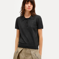 Polo feminina de tricot manga curta cinza