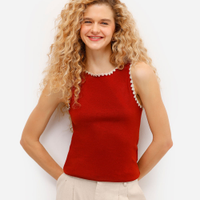 Cropped feminino de tricot com bordado vermelho