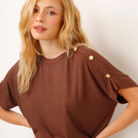 Blusa de viscose decote redondo com botões marrom