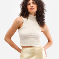 Cropped feminino gola alta texturizado bege