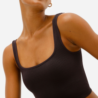 Cropped básico feminino texturizado marrom