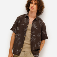 Camisa masculina texturizada estampada marrom