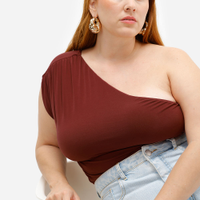 Blusa ombro único com franzido plus size mindset vinho
