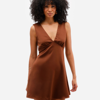 Vestido curto feminino acetinado decote v marrom