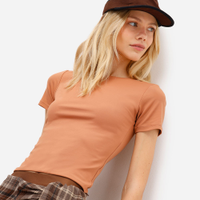 Camisa feminina de algodão manga curta com bolsos marrom