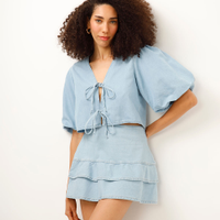 Cropped jeans manga balonê com amarração azul