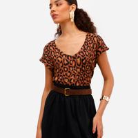 Blusa feminina texturizada decote v animal print marrom