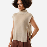 Blusa feminina de tricot com abertura gola alta bege