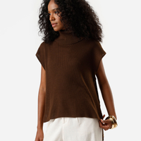 Blusa feminina de tricot com abertura gola alta marrom