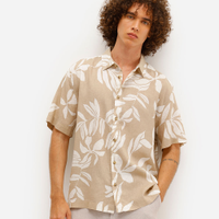 Camisa masculina com linho manga curta folhagens bege
