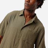 Camisa masculina com bolso texturizada verde