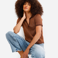 Polo feminina de tricot com lurex marrom