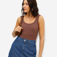 Cropped básico feminino com bojo canelado marrom