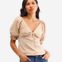 Blusa feminina manga bufante texturizada bege