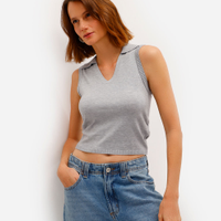 Polo feminina de tricot sem manga cinza