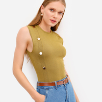 Regata feminina de tricot com botões verde