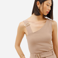 Blusa assimétrica feminina texturizada com fivela marrom