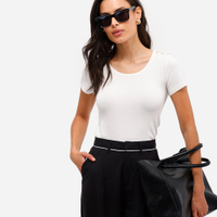 Blusa baby look feminina de tricot com botões off white