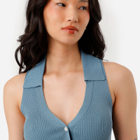 Polo feminina de tricot decote v canelada azul