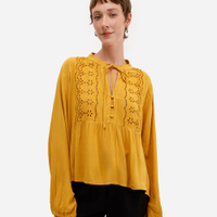 Bata feminina de viscose com laise texturizada amarela