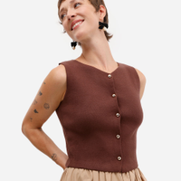 Colete feminino de tricot com botões marrom