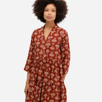 Vestido curto feminino de viscose com recortes folhagens marrom