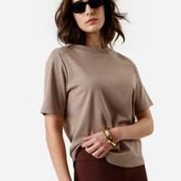 Camiseta feminina de algodão peruano oversized com recorte bege