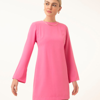 Vestido curto manga sino com ombreira rosa