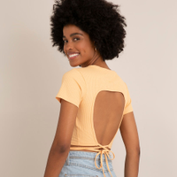 Blusa cropped canelada com amarração manga curta decote redondo bege