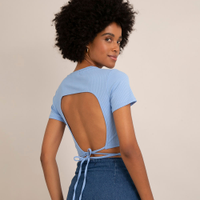 Blusa cropped canelada com amarração manga curta decote redondo azul claro
