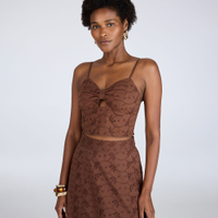 Cropped feminino de laise alça fina com recorte marrom