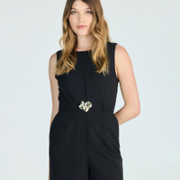 Macaquinho feminino de alfaiataria com cinto floral preto
