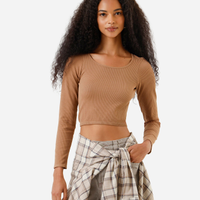 Blusa de poliamida canelada cropped manga longa marrom