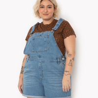 Jardineira jeans plus size curta azul médio azul médio